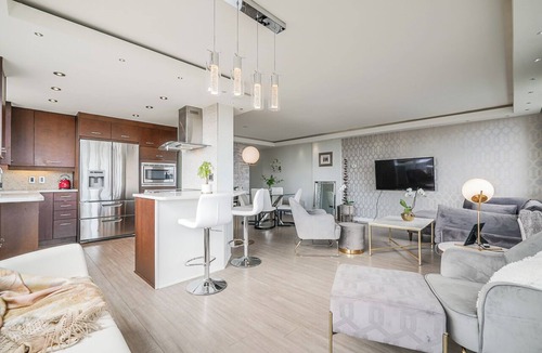 Ambleside Condo | 3 minute walk to the beach! NEW LISTING! MAJOR INTERNATIONAL SPORTING EVENT Home Base! Luxury Waterfront Condo