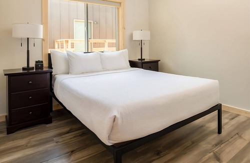 Boardman Hotel | 3 Spacious Rooms w/King and Queen Beds, Fantastic Views of Columbia River