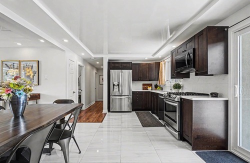 Ottawa Division House | 30+ Night 3BR Home w/Pool, Parking & Putting Green