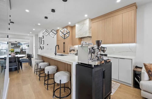 Riley Park House | 3BD Modern Luxury Family home | Patio BBQ lounge