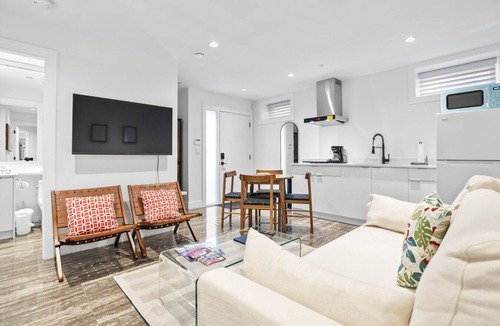 Riley Park-Little Mountain Condo | 3BD Stylish Cozy Suite in Riley Park