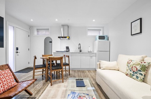 Riley Park-Little Mountain Condo | 3BD Stylish Cozy Suite in Riley Park