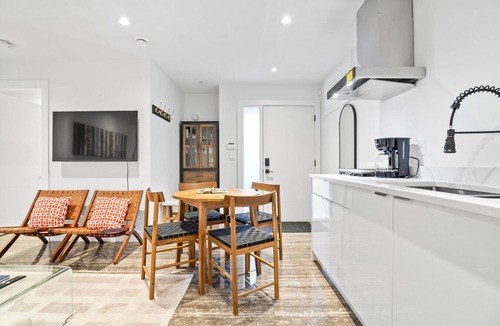 Riley Park-Little Mountain Condo | 3BD Stylish Cozy Suite in Riley Park