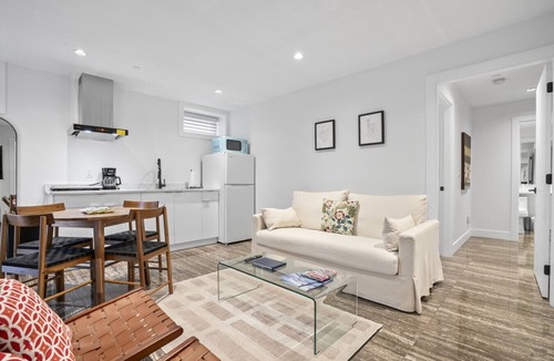 Riley Park-Little Mountain Condo | 3BD Stylish Cozy Suite in Riley Park