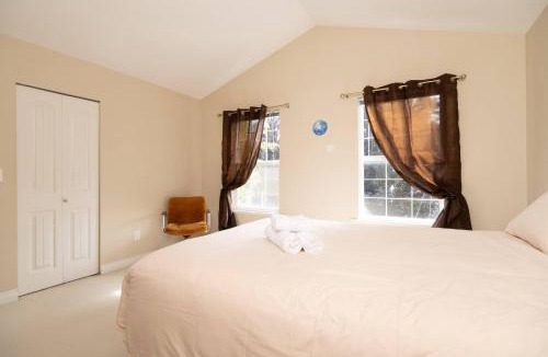 Surrey House | 3BR 2BA Surrey Home | Quiet & Convenient
