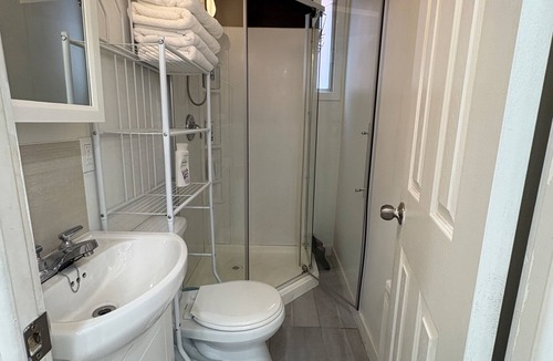 Cote-Des-Neiges—Notre-Dame-De-Grace Apartment | 3BR 2Bath | Metro 3 min | Free Parking+Quiet Area