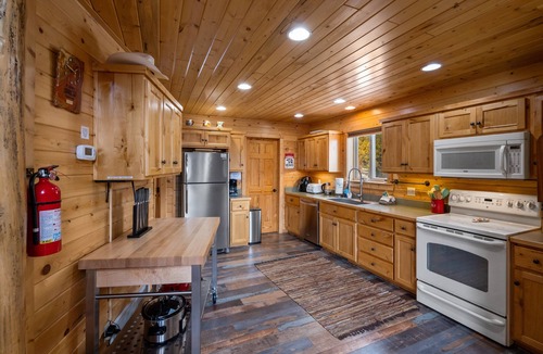 Lazy Acres House | 3BR A frame near West Yellowstone, just 7 minutes from the park! Mule Deer Cabin