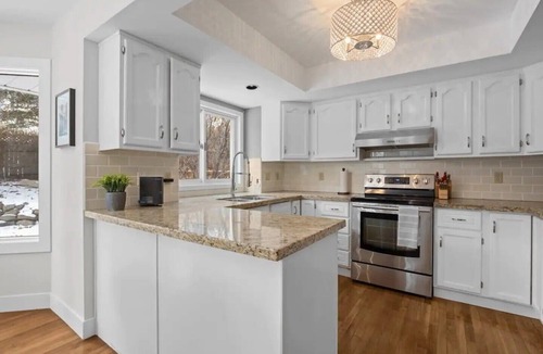 Southwest Calgary House | 3BR furnished Family Home with Gym in SW Calgary