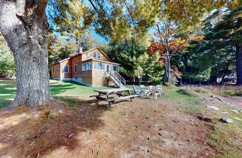 Dexter House | 3BR Lakefront Dog-Friendly w/Dock