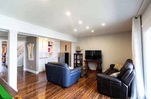 Georgina House | 3BR Lakefront Retreat with Dock, Canoe & Huge Deck