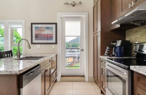 Harrison Hot Springs Apartment | 3BR Lakeside Dream Penthouse with Roof Deck Views