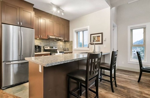 Harrison Hot Springs Apartment | 3BR Lakeside Penthouse Retreat With Rooftop BBQ