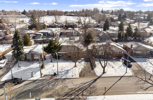 London House | 3BR main floor, 5 minutes to Victoria Hospital