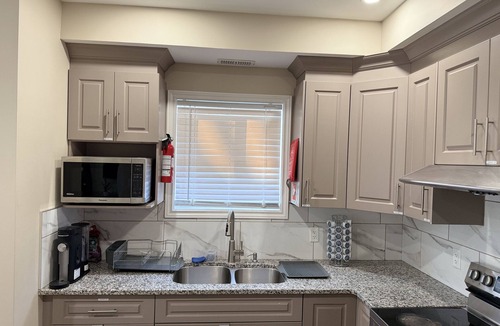 Sandwich Towne House | 3BR Modern New Home By the Ambassador Bridge & Gordie Howe International Bridge.