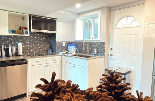 West Vancouver Apartment | 3BR Private Suite · West Vancouver · Landmark View · Prime Location