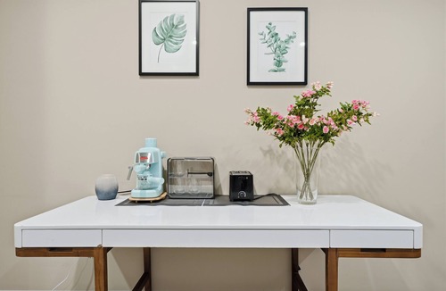 Surrey House | 3BR Suite near White Rock Beach Pool & BBQ