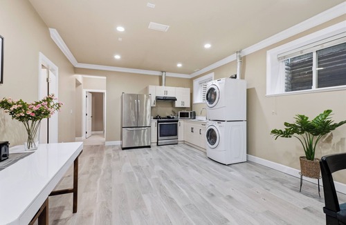 Surrey House | 3BR Suite near White Rock Beach Pool & BBQ