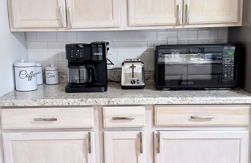 Edgewood House | 4-bdrm apt, quite, peaceful neighborhood.