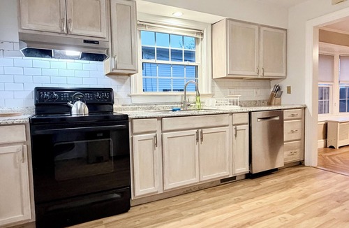 Edgewood House | 4-bdrm apt, quite, peaceful neighborhood.