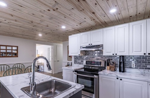 Muskoka Lakes Cottage | 4 Bdrm South Exposure! Shallow Water, Level Land! 2017 Newly-Renovated Kitchen!