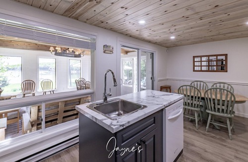 Muskoka Lakes Cottage | 4 Bdrm South Exposure! Shallow Water, Level Land! 2017 Newly-Renovated Kitchen!