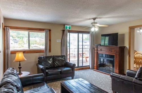 Collingwood Apartment | 4-Bedroom Apartment at Blue Mountain · Walk to Village · Private Beach Access