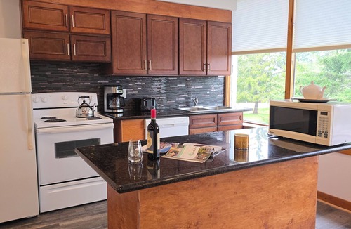 The Blue Mountains Cottage | 4 BR Cottage at Tyrolean, Private Beach Access
