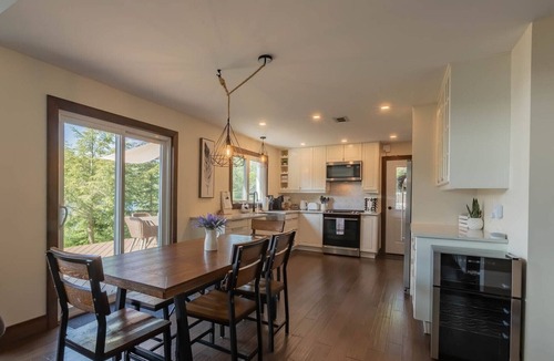 Bracebridge Cottage | 4 Season Lakefront cottage at Muskoka. Amazing for swimming, boating & fishing!