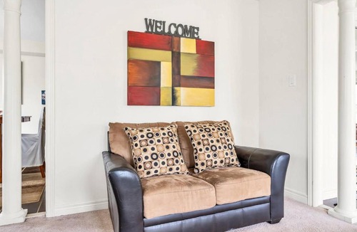 Ajax House | 4 TVs, King Bed, Across Recreational Park, Tennis Court, Near Commercial Center