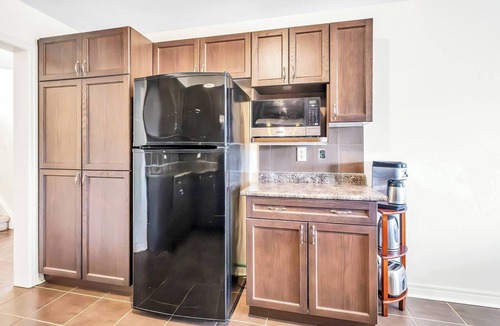 Ajax House | 4 TVs, Multiple Channels, King Bed, And More!