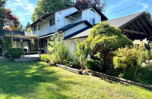 Oakridge House | 4BR 3BA Family Home - West Side - Free Parking & Pets