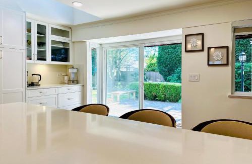 Oakridge House | 4BR 3BA Family Home - West Side - Free Parking & Pets