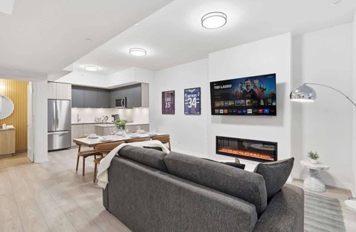Toronto Entertainment District Apartment | 4BR DTWN Aparthotel | Sleeps 10 - Steps to TIFF