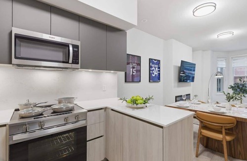 Toronto Entertainment District Apartment | 4BR DTWN Aparthotel | Sleeps 10 - Steps to TIFF