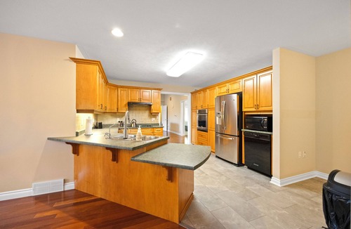 County of Brant House | 4BR Home ~ Hot Tub ~ Pool Table ~ BBQ ~ Backyard