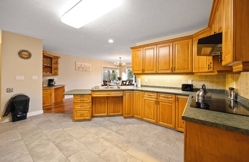 County of Brant House | 4BR Home ~ Hot Tub ~ Pool Table ~ BBQ ~ Backyard