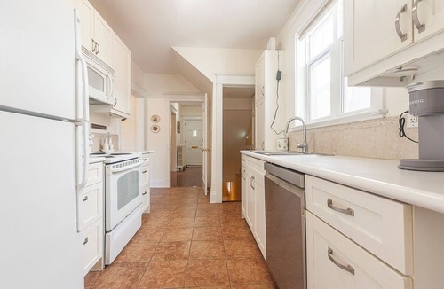 Mount Dennis House | 4BR Midtown Toronto Retreat | Parking | Subway 5 Min Walk