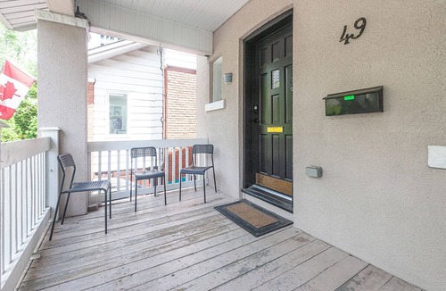Mount Dennis House | 4BR Midtown Toronto Retreat | Parking | Subway 5 Min Walk