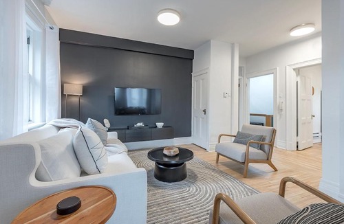 Downtown Montreal Apartment | 4BR Penthouse - Parking - 2 King & 2 Queen