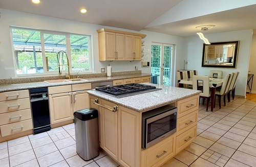 Caulfeild House | 5 bedroom, 4 Bathroom home in West Vancouver perfect for MAJOR INTERNATIONAL SPORTING EVENT & large groups.