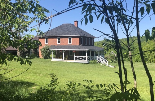 Utterson Cottage | 5-Bedroom Farmhouse Estate in Muskoka