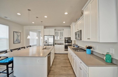Ocean View House | 5 Bedroom townhome end unit in Ocean View Beach Club community! Pool, Fitness center, Beach Town, Sauna, and Weekend Shuttle!