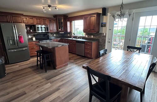 Stratford House | 5 Bedroom unit with heated Hot tub and pool (May 21 to Sept 30)