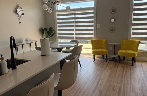 London House | 5 Bedrooms deluxe, Hyde Park Mall and Western University area Sleep up to 10