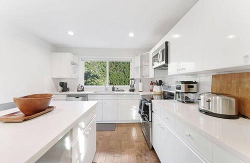 Surrey House | 5 King Beds | Hot tub | Gym