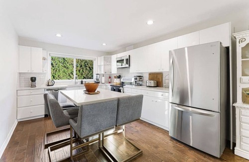 Surrey House | 5 King Beds | Hot tub | Gym