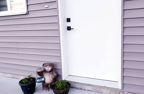 Mission House | 5 min drive to scenic lakes, rivers and trails! Clean, Quiet & Beautiful suite