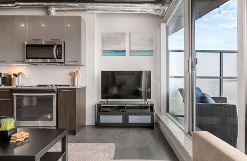 East Village Apartment | 5 min to Stampede | 2BR |AC |Near Frt Calgary
