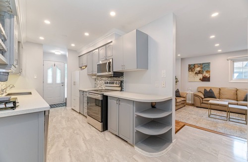 Bronte House | *5BR 4Bath Family GetAway near Lake & Harbor*
