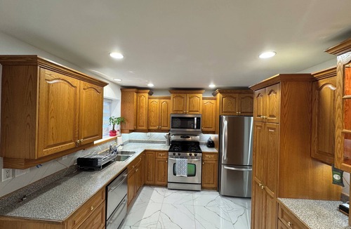 Surrey House | 5BR Cozy home/Ambience lighting/Central Location/Stunning mountain view/AC/